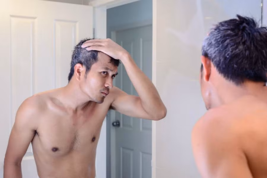 3. Dùng mỹ phẩm kém chất lượng: Các loại dầu gội, thuốc nhuộm tóc chứa nhiều thành phần khắc nghiệt khiến tóc bị suy yếu nhanh chóng. Những hóa chất này còn làm giảm lượng melanin ảnh hưởng đến màu tóc tự nhiên. Ảnh: The Statesman.