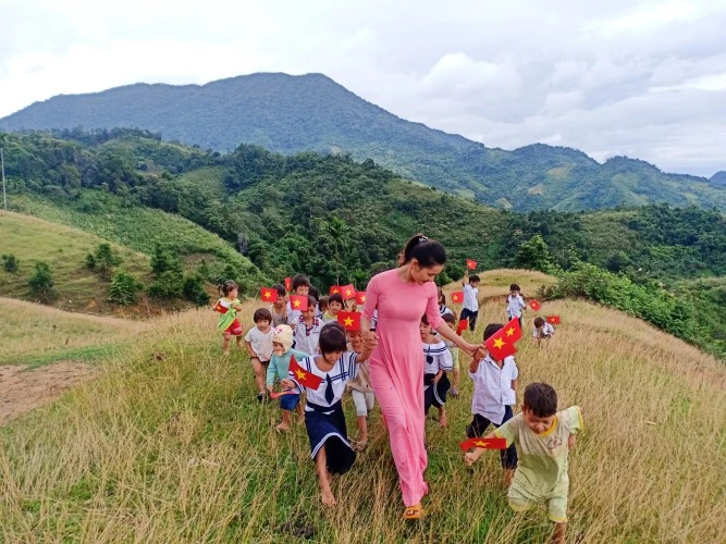 Cô giáo Trà Thị Thu chụp ảnh cùng học trò sau buổi lễ khai giảng năm học 2019 – 2020. 