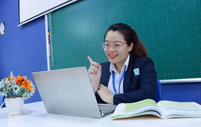 Cô Trần Thị Thúy Quỳnh - giáo viên khối 1 - Trường Phổ thông Liên cấp Tây Hà Nội.