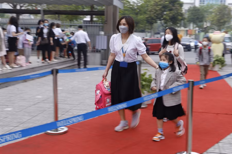 Các cô giáo tận tình chào đón các bạn học sinh tiểu học sau 9 tháng học trực tuyến.