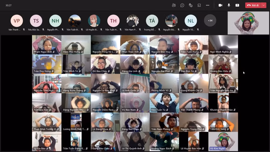 Học sinh Trường Tiểu học Ái Mộ B trong giờ học online đầy hứng khởi.