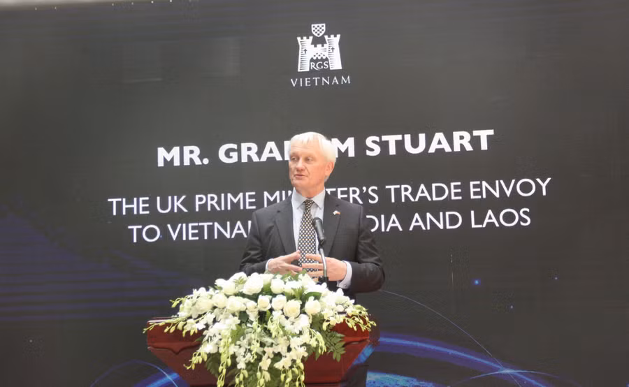 Ngài Graham Stuart phát biểu và công bố các chương trình học bổng của Trường Tiểu học, Trung học cơ sở và Trung học phổ thông Reigate Grammar Việt Nam.