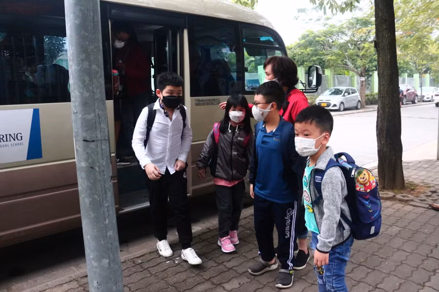 Học sinh rường Tiểu học song ngữ Wellspring được xe bus đưa đón tại trường.