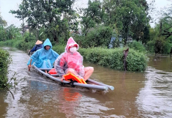 Mưa lũ dị thường gây nhiều thiệt hại cho người dân miền Trung. Ảnh minh họa NLĐ