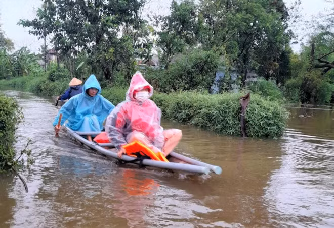 Mưa lũ dị thường gây nhiều thiệt hại cho người dân miền Trung. Ảnh minh họa NLĐ