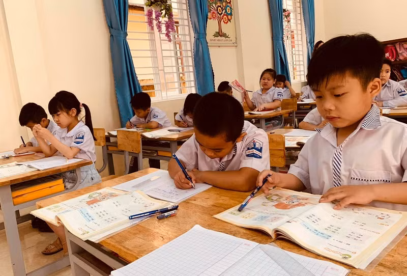 Học sinh học theo CT GDPT 2018 từ lớp 1 sẽ tiếp cận kiến thức liền mạch CT, SGK mới khi vào lớp 3. Ảnh: Đức Trí