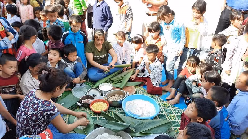Cô và trò Trường PTDTBT Tiểu học Xam Măn, huyện Điện Biên Đông tham gia hoạt động gói bánh chưng Tết.