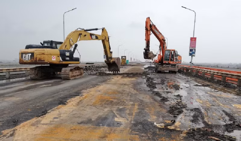 Quá trình thi công bóc lớp bê tông mặt cầu cũ.