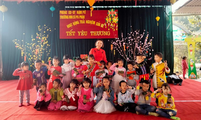 Học sinh Trường Mầm non Si Pa Phìn (huyện Nậm Pồ) háo hức cùng góc trải nghiệm Tết.