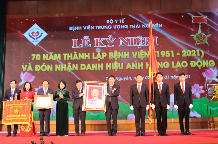 Phó Chủ tịch nước Đặng Thị Ngọc Thịnh trao danh hiệu Anh hùng Lao động thời kỳ đổi mới cho Bệnh viện Trung ương Thái Nguyên.