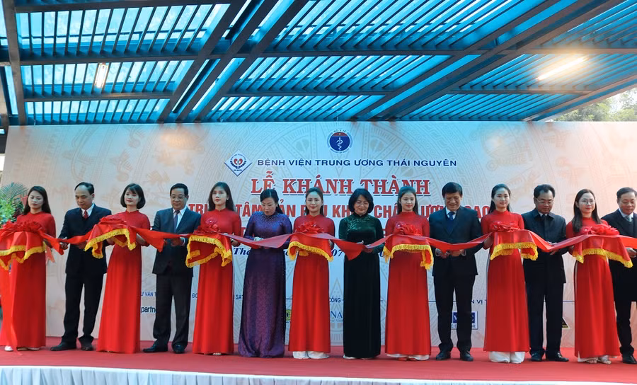 Các đại biểu cắt băng khánh thành cụm công trình Trung tâm Sản phụ khoa dịch vụ chất lượng cao, Khu xạ trị gia tốc kỹ thuật cao và Khoa Phẫu thuật tạo hình thẩm mỹ.