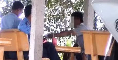 Hai thanh tra giao thong bi bat qua tang khi 