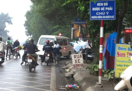Rẽ phải khi đèn đỏ - ai cũng từng làm thế nhưng bạn sẽ phải giật mình khi biết mức phạt - Ảnh 1 Re phai khi den do - ai cung tung lam the nhung ban se phai giat minh khi biet muc phat - Anh 1