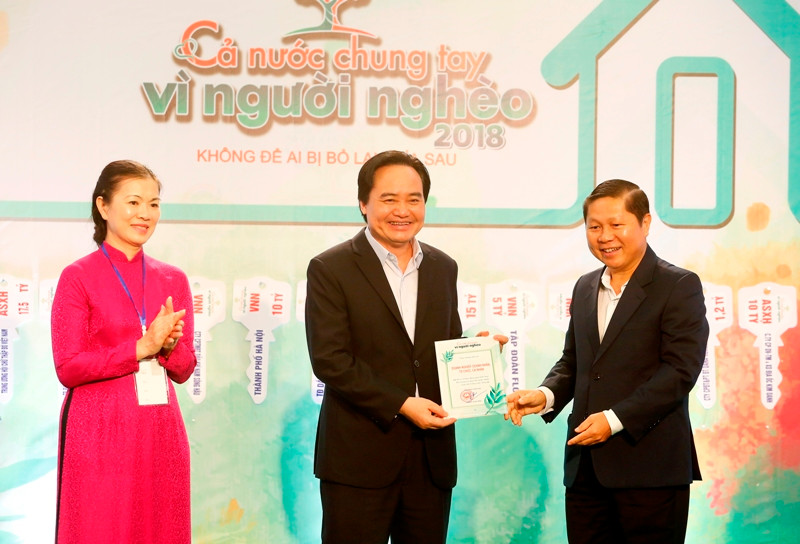 Bộ trưởng Bộ GD ĐT Phùng Xuân Nhạ thay mặt Bộ GD&ĐT ủng hộ Quỹ Vì người nghèo