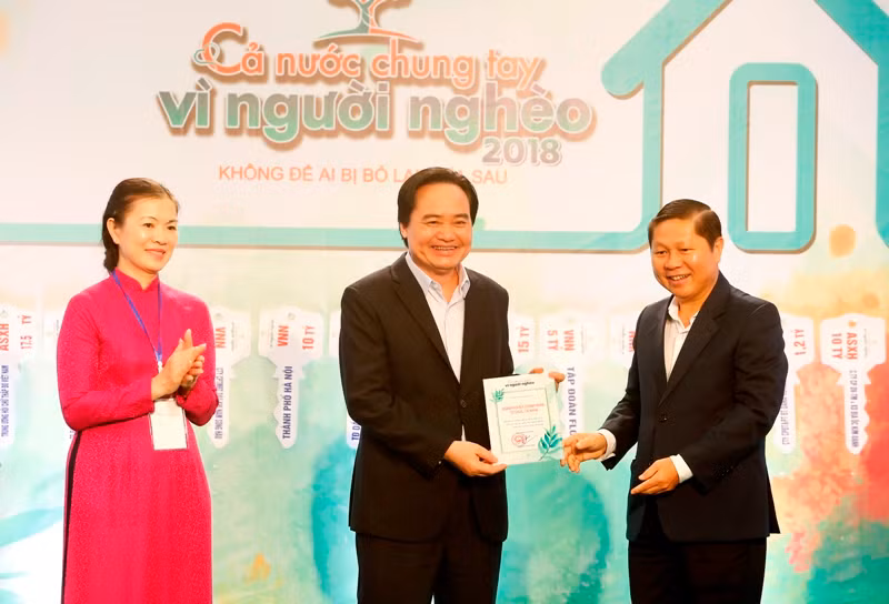 Bộ trưởng Bộ GD ĐT Phùng Xuân Nhạ thay mặt Bộ GD&ĐT ủng hộ Quỹ Vì người nghèo