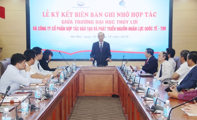 Ông Trịnh Minh Thụ - Hiệu trưởng Trường ĐH Thủy lợi phát biểu tại lễ ký kết