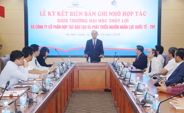 Ông Trịnh Minh Thụ - Hiệu trưởng Trường ĐH Thủy lợi phát biểu tại lễ ký kết