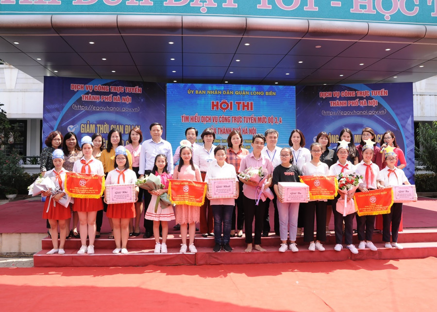 Học sinh Hà Nội tham dự cuộc thi tìm hiểu các DVC trực tuyến