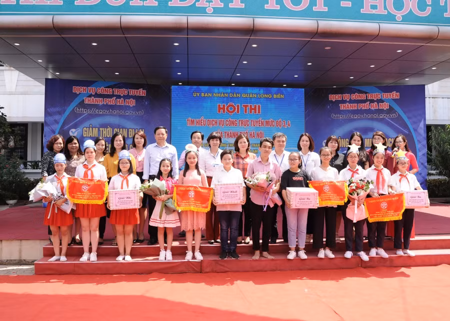 Học sinh Hà Nội tham dự cuộc thi tìm hiểu các DVC trực tuyến