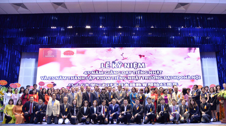 Tập thể cán bộ, giảng viên khoa Tiếng Nhật