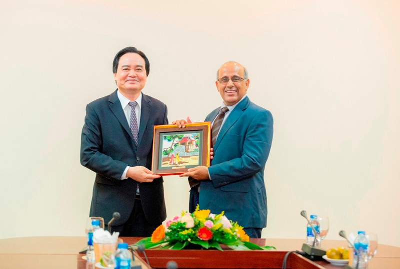 Bộ trưởng Phùng Xuân Nhạ tặng quà lưu niệm cho ông Youssouf Abdel-Jelil, Trưởng đại diện Quỹ nhi đồng Liên hợp quốc tại Việt Nam (UNICEF) Bộ trưởng Phùng Xuân Nhạ tặng quà lưu niệm cho ông Youssouf Abdel-Jelil, Trưởng đại diện Quỹ nhi đồng Liên hợp quốc tại Việt Nam (UNICEF)