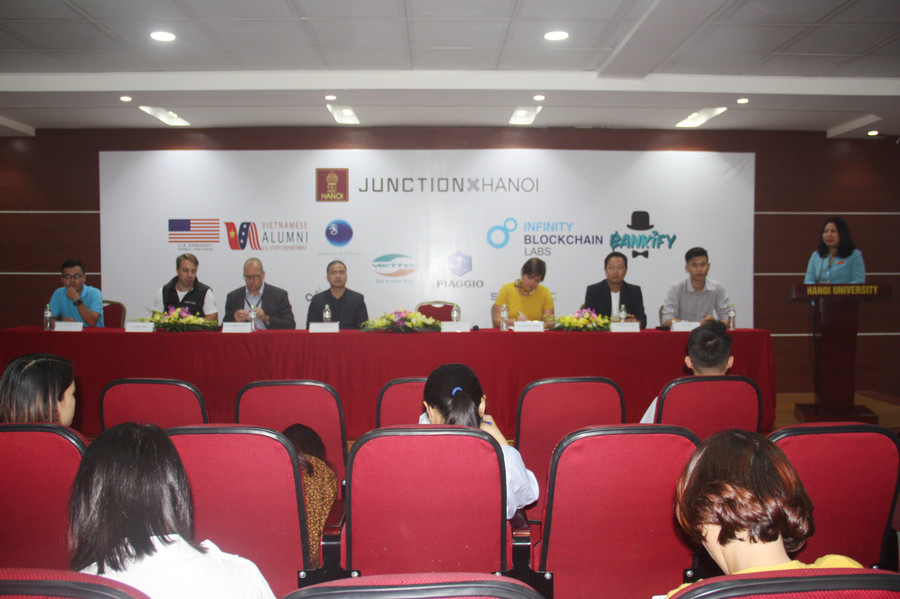 Họp báo công bố cuộc thi với concept Hackathon chiều tối 12/10 tại Trường ĐH Hà Nội