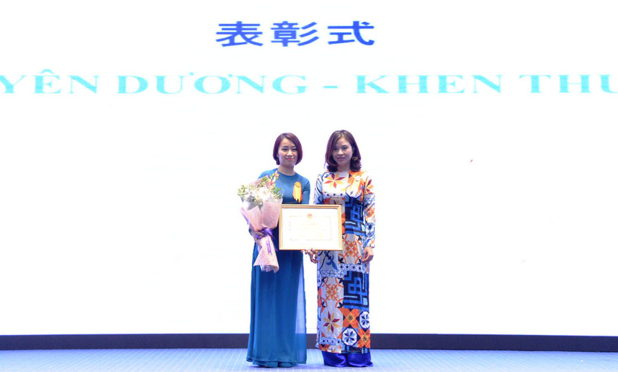 Bà Nghiêm Hồng Vân thay mặt tập thể Khoa Tiếng Nhật nhận Bằng khen của Bộ trưởng Bộ GD&ĐT