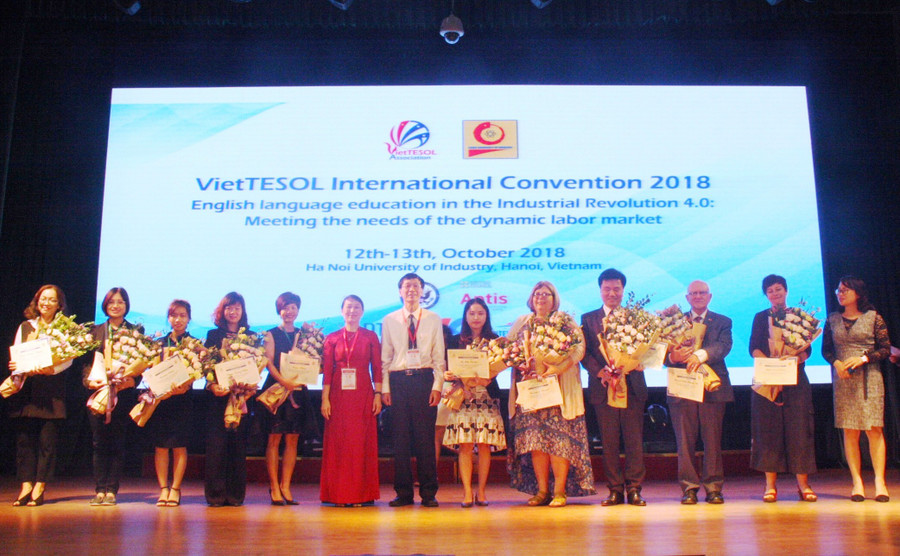 Ban tổ chức tặng hoa các nhà tài trợ cho hội thảo