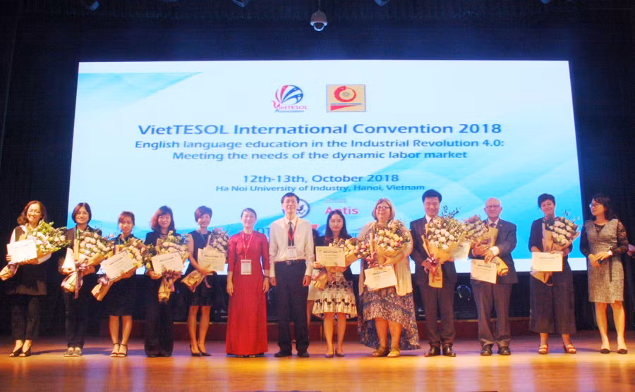 Ban tổ chức tặng hoa các nhà tài trợ cho hội thảo