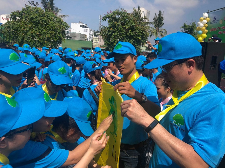 Nhân viên tham gia trò chơi tập thể trong lễ kỷ niệm 11 năm thành lập công ty Cathay Việt Nam