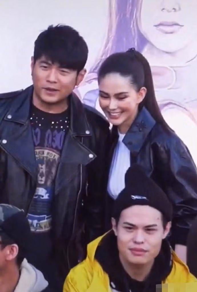 Châu Kiệt Luân đứng cạnh bà xã Côn Lăng xinh đẹp.