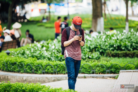 Đi bắt Pokemon, đừng vì đua nhau dán mắt vào điện thoại mà Di bat Pokemon, dung vi dua nhau dan mat vao dien thoai ma