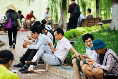 Đi bắt Pokemon, đừng vì đua nhau dán mắt vào điện thoại mà Di bat Pokemon, dung vi dua nhau dan mat vao dien thoai ma