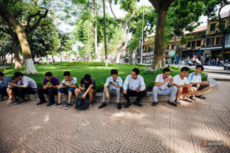 Đi bắt Pokemon, đừng vì đua nhau dán mắt vào điện thoại mà Di bat Pokemon, dung vi dua nhau dan mat vao dien thoai ma