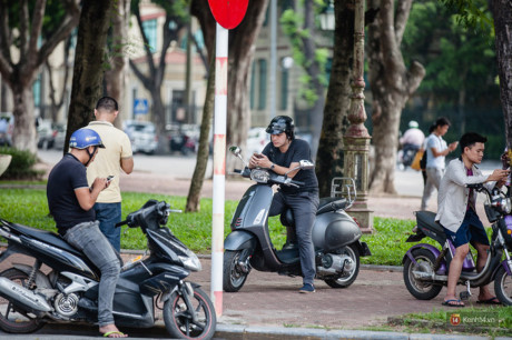 Đi bắt Pokemon, đừng vì đua nhau dán mắt vào điện thoại mà Di bat Pokemon, dung vi dua nhau dan mat vao dien thoai ma
