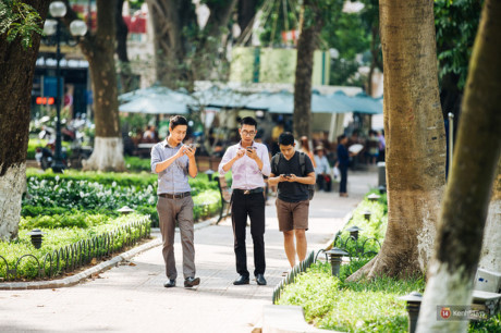 Đi bắt Pokemon, đừng vì đua nhau dán mắt vào điện thoại mà Di bat Pokemon, dung vi dua nhau dan mat vao dien thoai ma