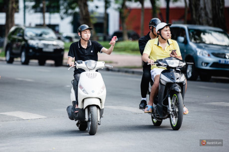 Đi bắt Pokemon, đừng vì đua nhau dán mắt vào điện thoại mà Di bat Pokemon, dung vi dua nhau dan mat vao dien thoai ma
