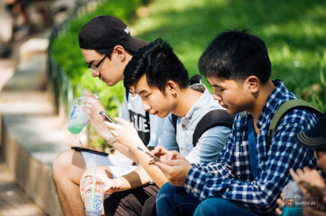 Đi bắt Pokemon, đừng vì đua nhau dán mắt vào điện thoại mà Di bat Pokemon, dung vi dua nhau dan mat vao dien thoai ma