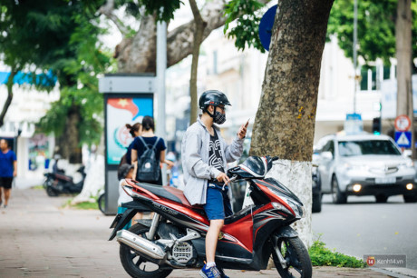 Đi bắt Pokemon, đừng vì đua nhau dán mắt vào điện thoại mà Di bat Pokemon, dung vi dua nhau dan mat vao dien thoai ma