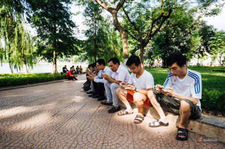 Đi bắt Pokemon, đừng vì đua nhau dán mắt vào điện thoại mà Di bat Pokemon, dung vi dua nhau dan mat vao dien thoai ma