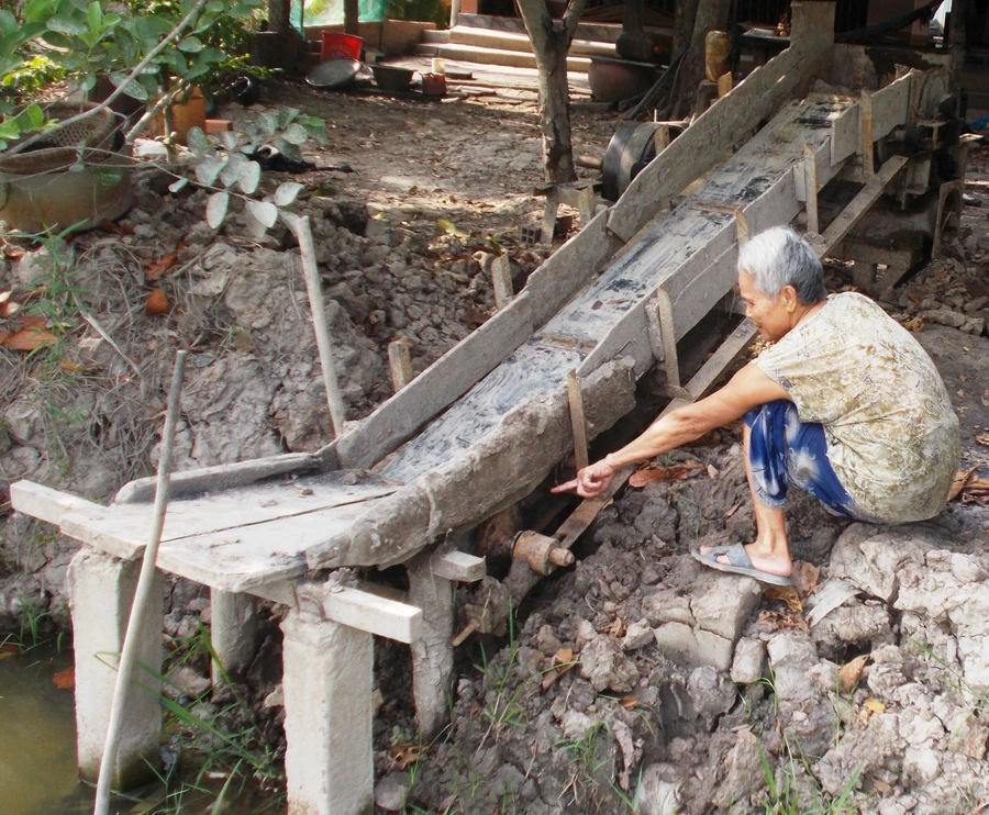 Người dân chỉ chỗ cánh tay ông Hoàng bị máy ép gạch cuốn vào