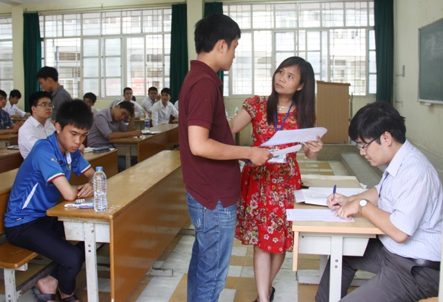 Nhận diện thí sinh trước khi vào phòng thi tại Hội đồng thi Trường ĐH Bách khoa Hà Nội