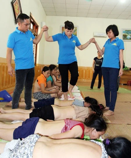 "Cô Phú Thái Nguyên" giẫm lên người bệnh trước mắt đoàn kiểm tra