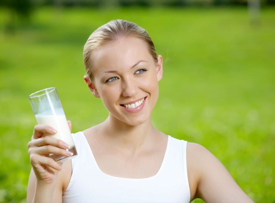 Các chuyên gia dinh dưỡng đã chỉ ra rằng uống sữa đậu nành đúng cách giúp giảm cân rất tốt. uống sữa đậu nành