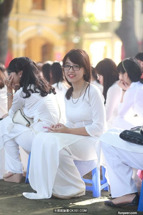 Báo Trung Quốc ca ngợi vẻ đẹp của thiếu nữ Việt khi mặc áo dài