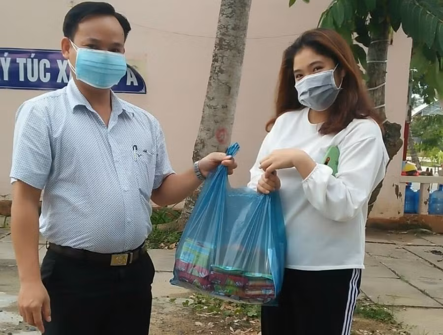 Cán bộ Trường ĐH Cửu Long hỗ trợ SV ở ký túc xá gặp khó khăn do dịch Covid-19.