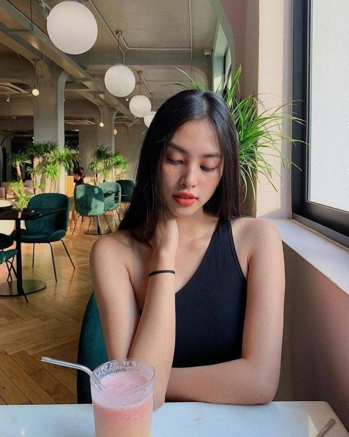 Hoa hậu Tiểu Vy cũng không bỏ quan item này bởi kiểu áo này rất dễ mix đồ lại khéo khoe được vẻ đẹp bờ vai cùng xương quai xanh quyến rũ. Cô nàng trở nên vừa đằm thắm vừa cá tính khi diện item này. Hoa hậu Tiểu Vy cũng không bỏ quan item này bởi kiểu áo này rất dễ mix đồ lại khéo khoe được vẻ đẹp bờ vai cùng xương quai xanh quyến rũ. Cô nàng trở nên vừa đằm thắm vừa cá tính khi diện item này.