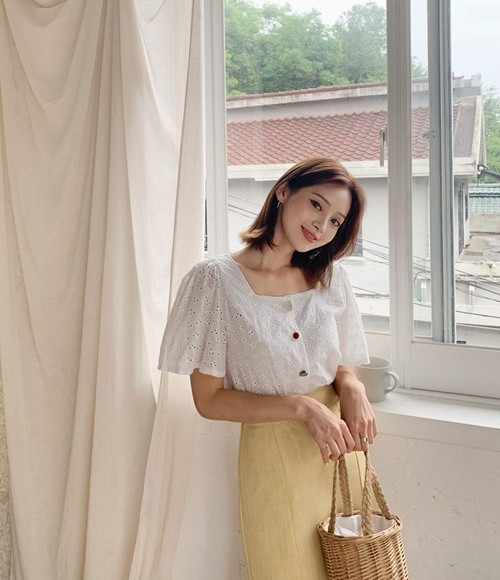 Top 3 kiểu áo giúp nàng khoe xương quai xanh quyến rũ ảnh 8 Top 3 kiểu áo giúp nàng khoe xương quai xanh quyến rũ ảnh 8