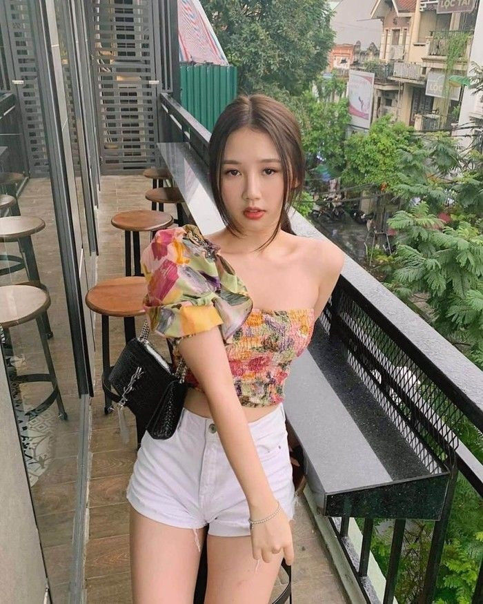 Công chúa Amee vô cùng xinh xắn trong chiếc áo hoa có nơ lệch vai. Thiết kế này làm tôn thêm vẻ đẹp cho bờ vai nhỏ xinh. Mix cùng quần short jean cá tính và trẻ trung. Công chúa Amee vô cùng xinh xắn trong chiếc áo hoa có nơ lệch vai. Thiết kế này làm tôn thêm vẻ đẹp cho bờ vai nhỏ xinh. Mix cùng quần short jean cá tính và trẻ trung.