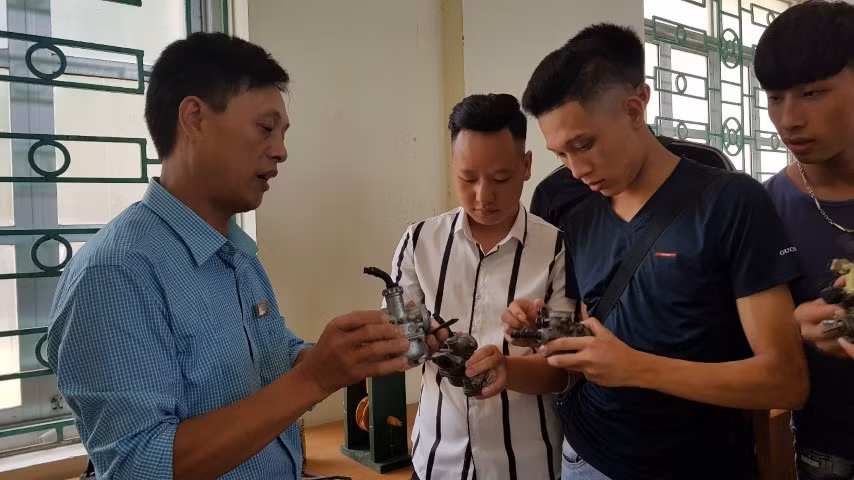 Lớp học sửa chữa cơ khí, điện máy cho thanh niên tại xã Kim Bình, thành phố Phủ Lý (Hà Nam).